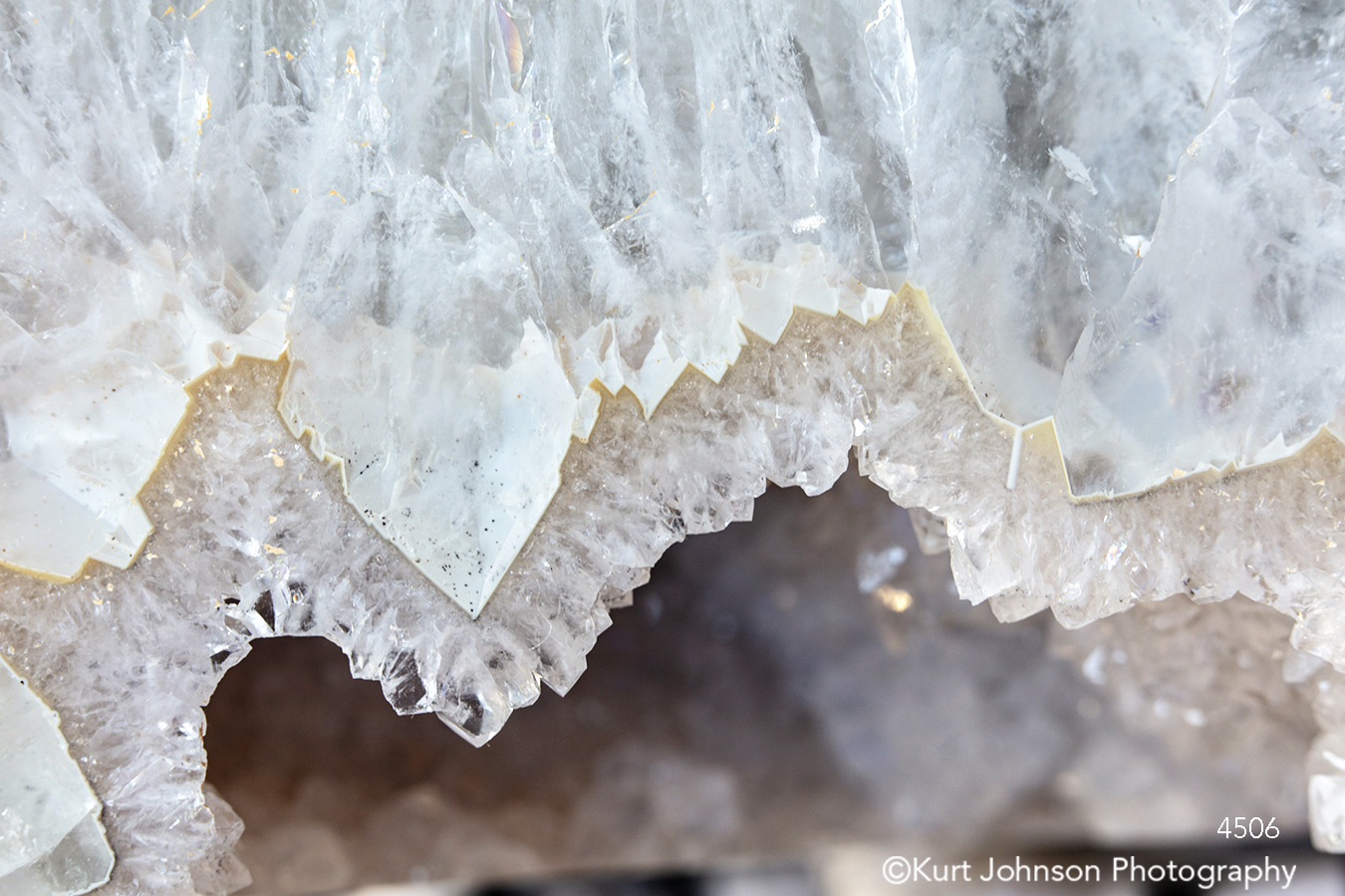 white pattern geode agate crystal rock texture close up detail macro