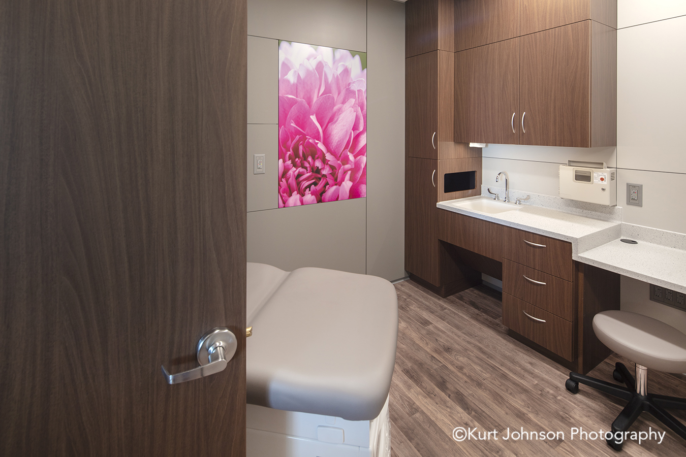 pink flower methodist physicians clinic elkhorn nebraska best care patient room DIRTT environmental solutions wall art install installation AOI