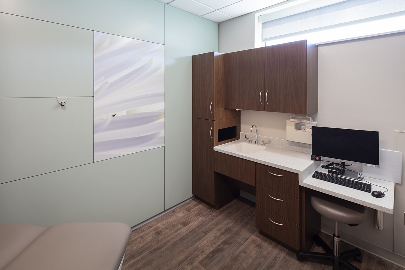 white flower methodist physicians clinic elkhorn nebraska best care patient room DIRTT environmental solutions wall art install installation AOI