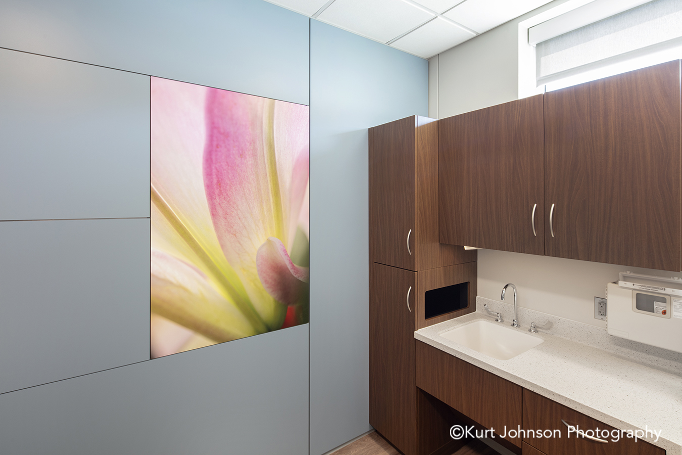 pink flower methodist physicians clinic elkhorn nebraska best care patient room DIRTT environmental solutions wall art install installation AOI