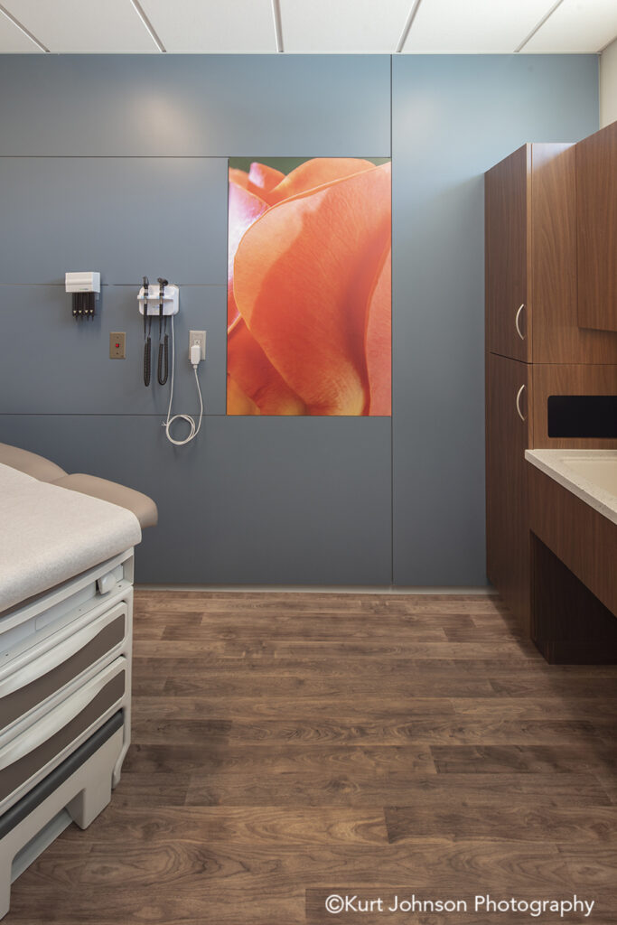 red orange flower methodist physicians clinic elkhorn nebraska best care patient room positive distraction outcomes DIRTT environmental solutions wall art install installation AOI