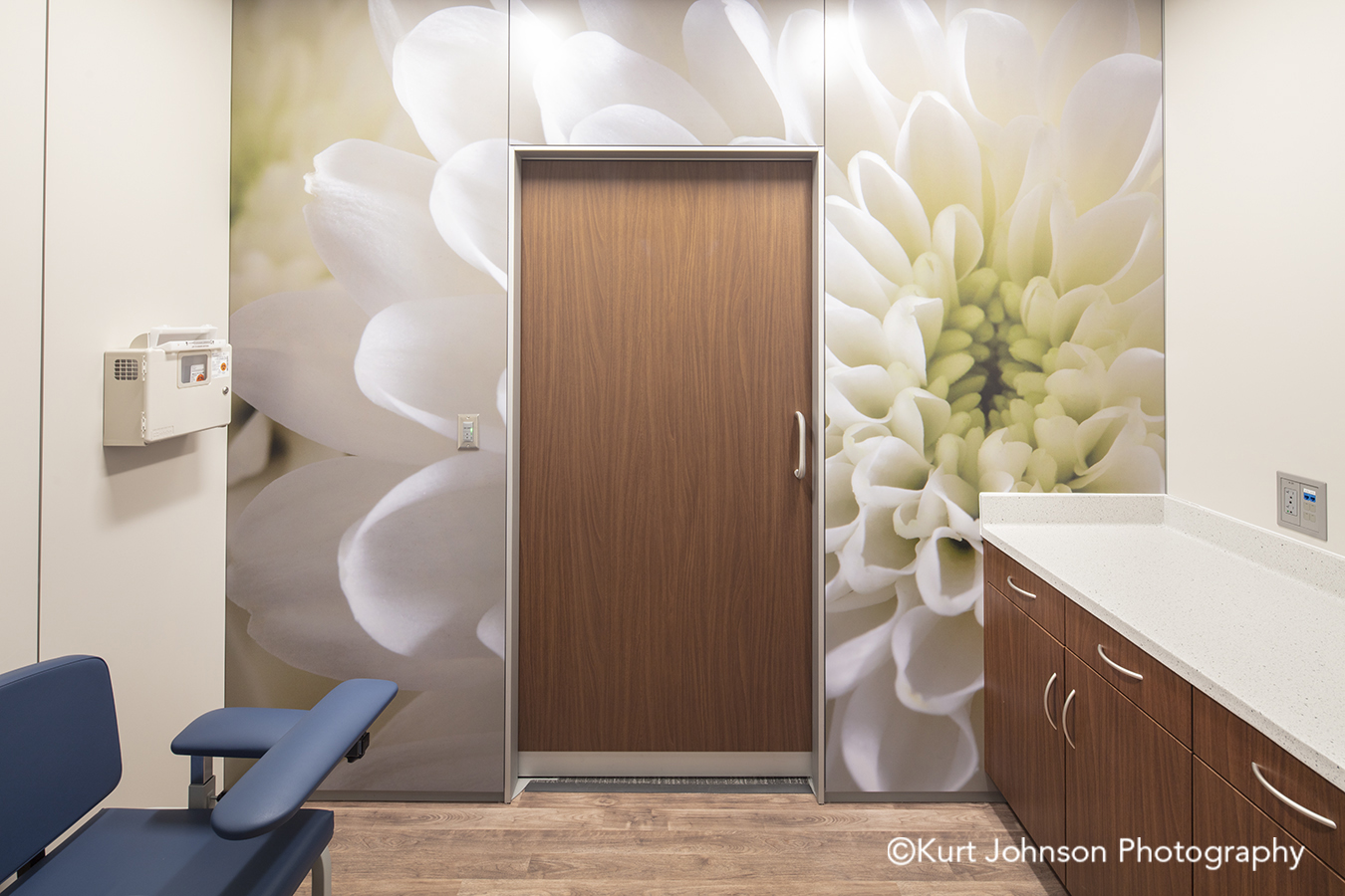 white flower methodist physicians clinic elkhorn nebraska best care patient outcomes room DIRTT environmental solutions wall art positive distraction evidence based design install installation AOI