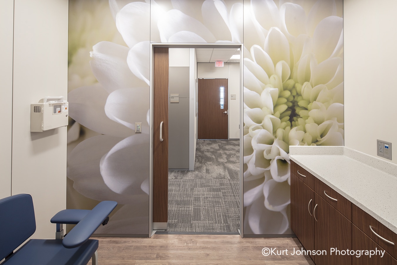 white flower methodist physicians clinic elkhorn nebraska best care patient outcomes room DIRTT environmental solutions wall art positive distraction evidence based design install installation AOI